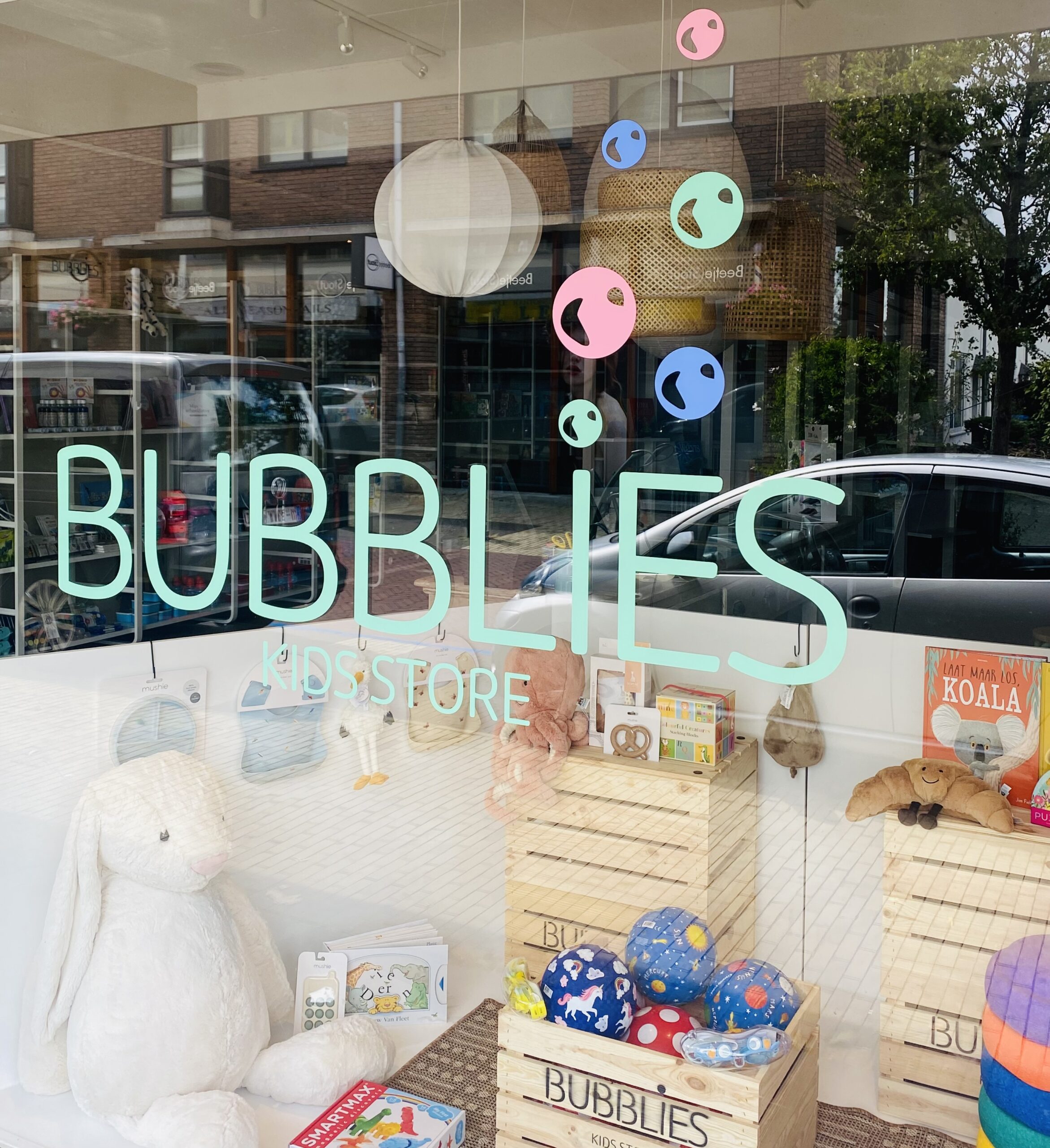 Groot winkel raam van speelgoed winkel Bubblies in Wassenaar