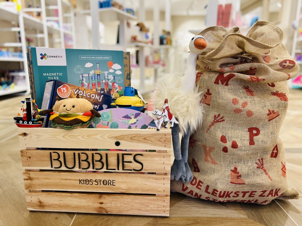 Sinterklaaskrat vol met schoencadeaus bij speelgoedwinkel Bubblies in Wassenaar